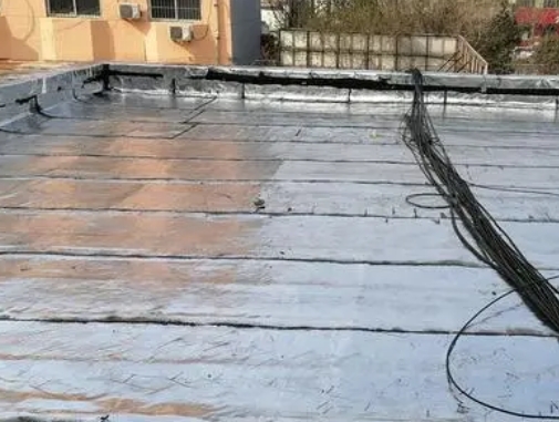 封丘卫生间漏水维修公司分享下封丘屋面楼顶防水刚性防水层施工要点。